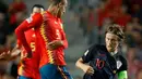 Gelandang Kroasia, Luka Modric berebut bola dengan dengan penyerang Spanyol, Rodrigo Moreno selama pertandingan UEFA Nations League di stadion Manuel Martinez Valero, Spanyol (11/9). Spanyol menang 6-0 atas Kroasia. (AP Photo/Alberto Saiz)