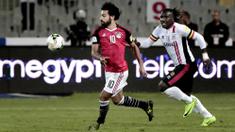 Pemain Mesir, Mohamed Salah (kiri) melewati adangan pemain Uganda, Hassan Wasswa pada laga kualifikasi Piala Dunia 2018 di Borg El Arab Stadium, Alexandria, Mesir (5/9/2017). Mesir menang 1-0. (AP/Nariman El-Mofty)