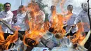 Petugas Kementerian Dalam Negeri (Kemendagri) membakar E-KTP rusak di Gudang Kemendagri di Bogor, Jawa Barat, Rabu (19/12). Kemendagri memusnahkan 1.378.146 keping E-KTP dan blanko yang rusak. (Merdeka.com/Arie Basuki)