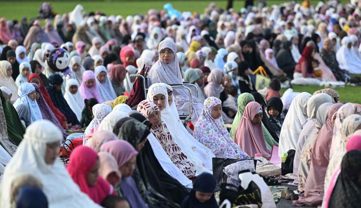 Sebelumnya, Pimpinan Pusat Muhammadiyah menetapkan 1 Syawal 1447 Hijriah atau Lebaran 2026 jatuh pada Jumat 20 Maret 2026. Tampak dalam foto, umat Muslim saat melaksanakan salat Idul Fitri 1447 Hijriah di monumen dan taman Bajra Sandhi di Denpasar, Bali, pada Jumat 20 Maret 2026. (SONNY TUMBELAKA/AFP)