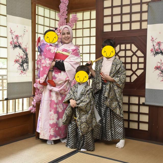 Tak Ingin Bahas Suami, Ini 6 Potret Risty Tagor Asuh Ketiga Anaknya