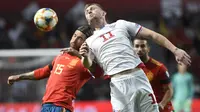 Bek Spanyol, Sergio Ramos, duel udara dengan striker Kepulauan Faroe, Klaemint Olsen, pada laga Kualifikasi Piala Eropa 2020 di Stadion El Molinon, Gijon, Minggu (8/9). Spanyol menang 4-0 atas Kepulauan Faroe. (AFP/Miguel Riopa)