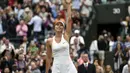 Petenis pemegang peringkat kelima dunia, Maria Sharapova, melambaikan tangan usai menundukkan Timea Bacsinszky di babak kedua turnamen Wimbledon, (26/6/2014). (REUTERS/Toby Melville)