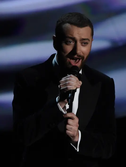 Seperti yang dilansir oleh Aceshowbiz, kedekatan Sam dan Jay begitu dipublikasikan. Tak hanya itu, Sam Smith mengaku ingin serius jalani hubungan kasihnya dengan model tampan Jay Camileri. (AFP/Bintang.com)