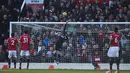 Kiper Manchester United David de Gea berusaha menangkap bola saat menjamu Chelsea pada laga pekan ke-28 Premier League, di Old Trafford, Minggu (25/2). Bermain di hadapan pendukung sendiri, Manchester United menundukan Chelsea 2-1.  (Oli SCARFF / AFP)