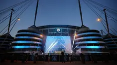Spanduk perayaan kemenangan Manchester City di Liga Inggris menerangi luar Etihad Stadium, Manchester, Inggris, Sabtu (20/5/2023). Manchester City meraih gelar juara Liga Inggris setelah penantang terdekat Arsenal kalah dari Nottingham Forest. (AP Photo/Jon Super)