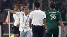 Ekspresi pelatih Persebaya Surabaya, Aji Santoso (kiri), saat melakukan protes kepada asisten wasit dalam pertandingan pekan kelima BRI Liga 1 2023/2024 melawan Persija Jakarta yang berlangsung di SUGBK, Jakarta, Minggu (31/7/2023). (Bola.com/Ikhwan Yanuar)