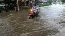 Banjir tersebut turut disebabkan oleh luapan Kali Krukut yang tak jauh dari lokasi. (merdeka.com/Arie Basuki)