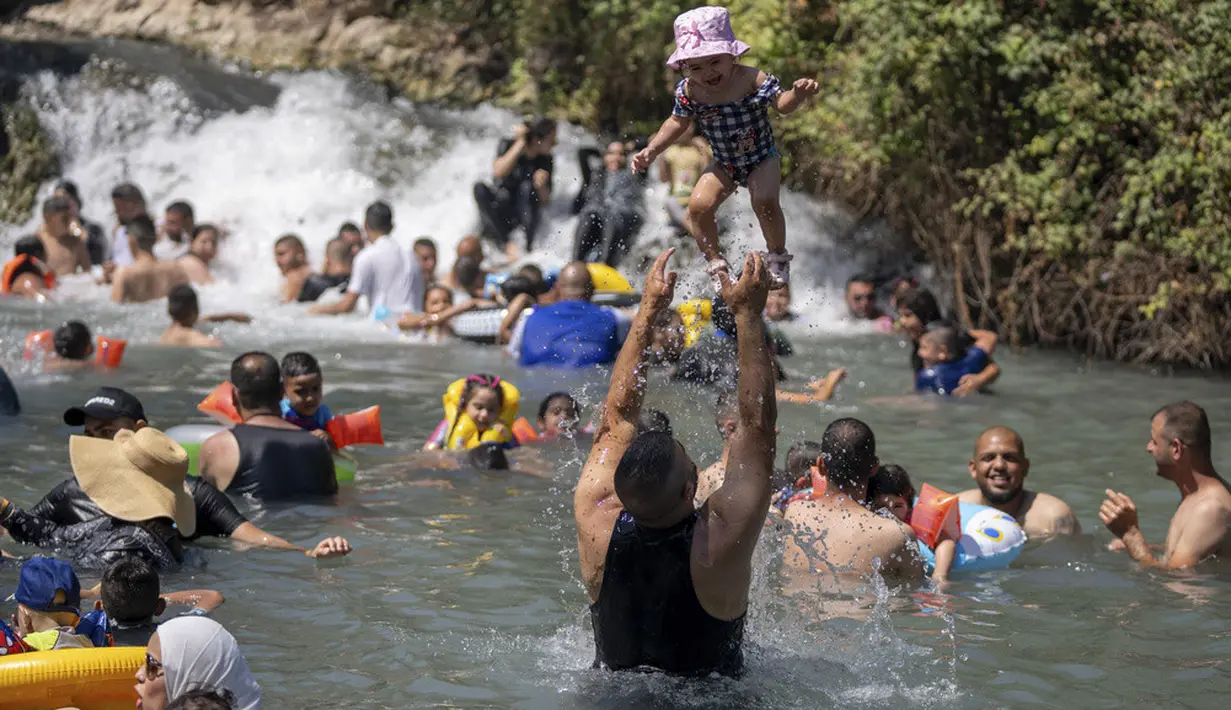 <p>Terdapat pula halaman rumput yang subur yang mengelilingi beberapa kolam renang dengan suhu 28 derajat Celcius sepanjang tahun. (AP Photo/Ohad Zwigenberg)</p>