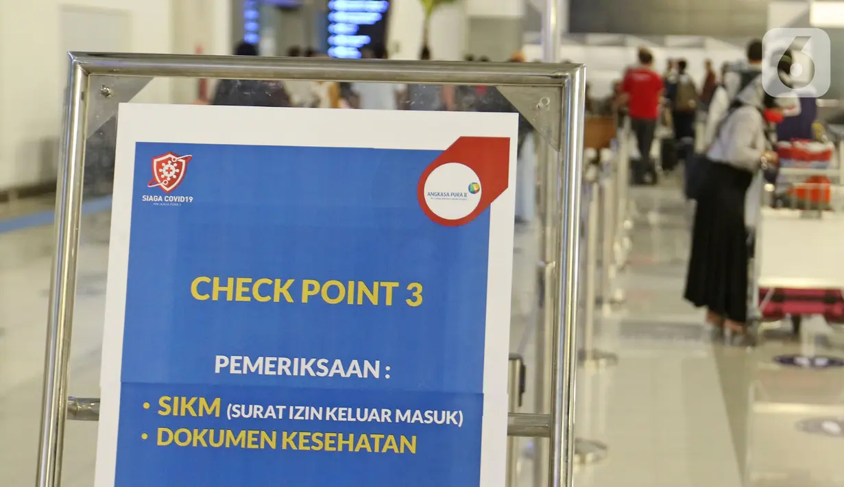 Pemberitahuan Check Point di terminal 3 kedatangan domestik bandara Soekarno Hatta, Tangerang, Banten, Rabu (27/5/2020). Bandara Soetta memberlakukan Tiga checkpoint di terminal kedatangan salah satunya pemeriksaan SIKM dan doukumen kesehatan setiap penumpang. (Liputan6.com/Herman Zakharia)