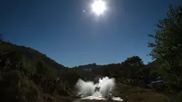 Pereli Argentina, Fernando Alvarez Castellano, beraksi melewati genangan air dalam SS4 Reli Argentina 2016 dekat Santa Rosa de Calamuchita, Cordoba, Argentina, (22/4/2016). (AFP/Diego Lima)