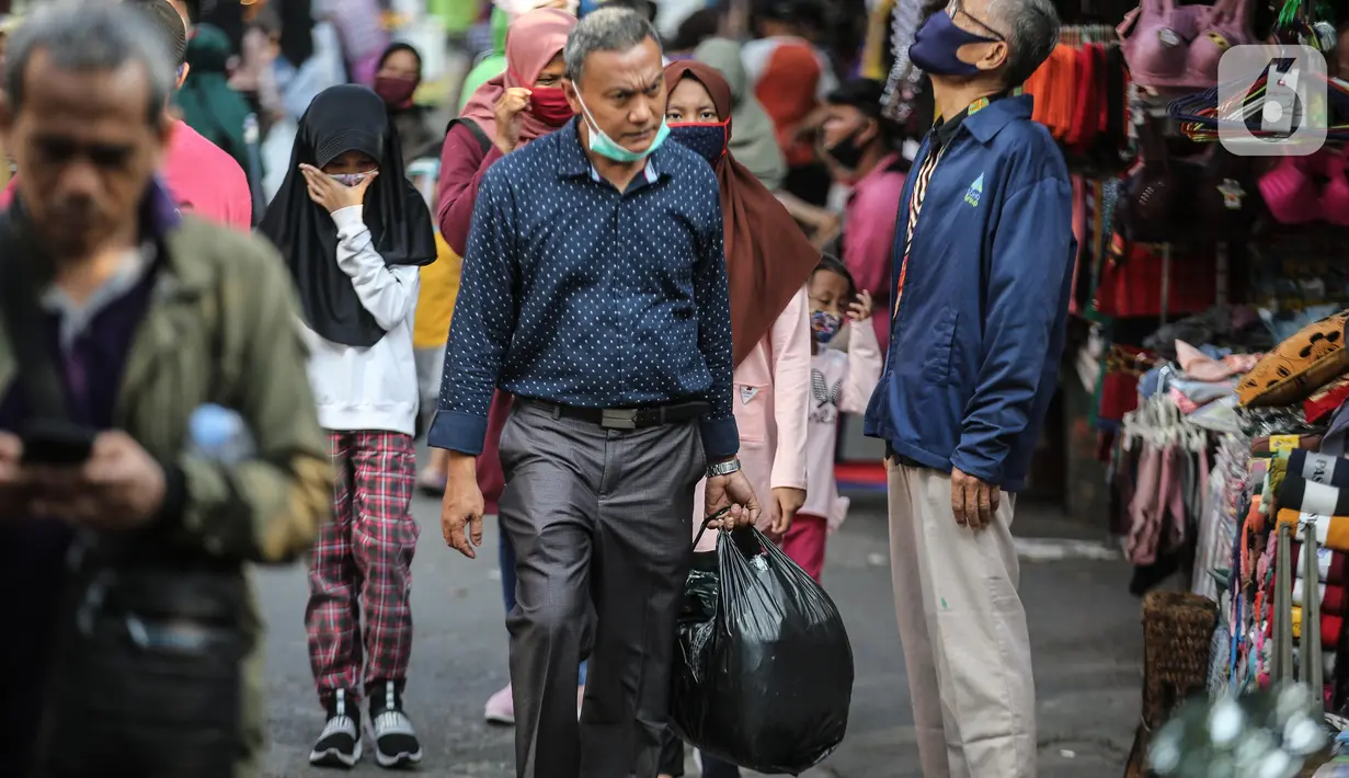 Warga membawa barang belanjaan dengan menggunakan kantong plastik di Kawasan Pasar Jatinegara, Jakarta, Selasa (30/6/2020). Mulai 1 Juli 2020 penggunaan kantong plastik sekali pakai dilarang di mal, toko swalayan, dan pasar tradisional di DKI Jakarta. (Liputan6.com/Faizal Fanani)