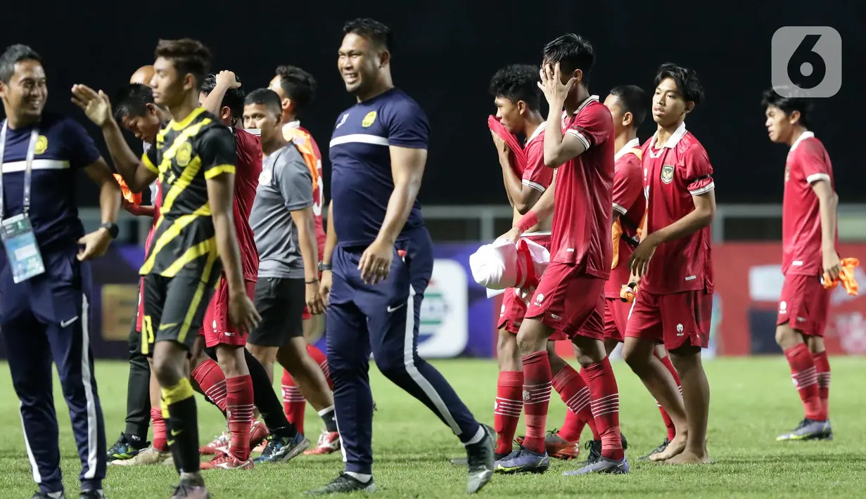 Pemain Timnas U-17 Indonesia terlihat kecewa saat meninggalkan lapangan usai dikalahkan Malaysia U-17 pada laga terakhir Kualifikasi Grup B Piala Asia U-17 2023 di Stadion Pakansari, Kab. Bogor, Jawa Barat, Minggu (9/10/2022). Laga kedua tim berlangsung sengit dan Timnas U-17 Indonesia harus mengakui keunggulan Malaysia dengan skor 1-5. (Liputan6.com/Helmi Fithriansyah)
