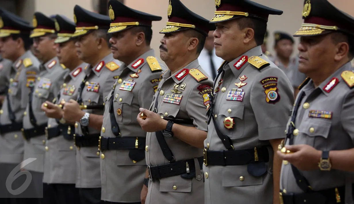 Perwira tinggi kepolisian saat mengikuti proses pelantikan di Mabes Polri, Jakarta, Jum'at (28/4). Hari ini Kapolri resmi melantik 6 Kapolda Baru dan Kepala Divisi Humas Mabes Polri. (Liputan6.com/Johan Tallo)