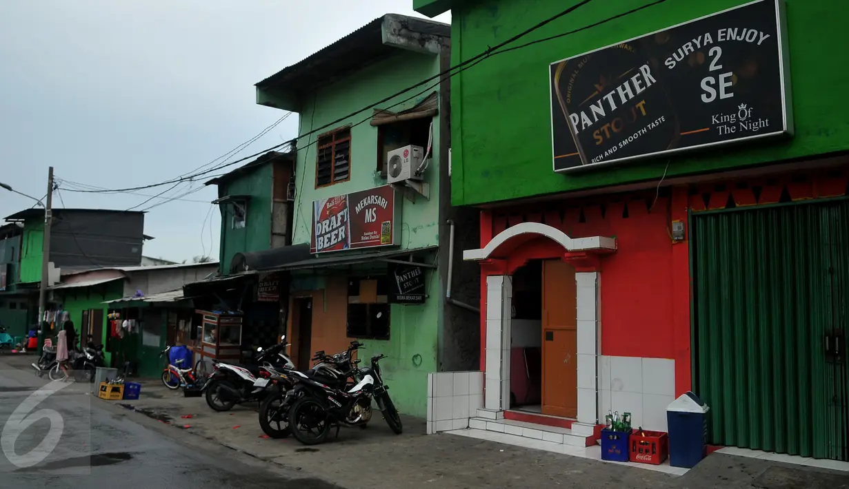 Suasana Kalijodo pada siang hari di Jakarta, Kamis, (11/02). Kawasan ini merupakan  tempat pelacuran kumuh yang sudah berdiri lebih dari setengah abad. (Liputan6.com/Gempur M Surya)