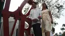 Pasangan tiba untuk mengikuti pernikahan massal sebagai bagian dari perayaan Hari Valentine di Manila, Filipina (14/2). Sekitar 200 pasangan dilaporkan ikut serta dalam acara tersebut. (AFP Photo/Ted Aljibe)