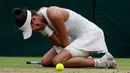 Petenis Spanyol, Garbine Muguruza bereaksi setelah mengalahkan petenis AS Venus Williams pada final Wimbledon 2017, Sabtu (15/7). Muguruza menjadi petenis wanita Spanyol kedua yang memenangkan gelar Wimbledon. (AP Photo/Kirsty Wigglesworth)