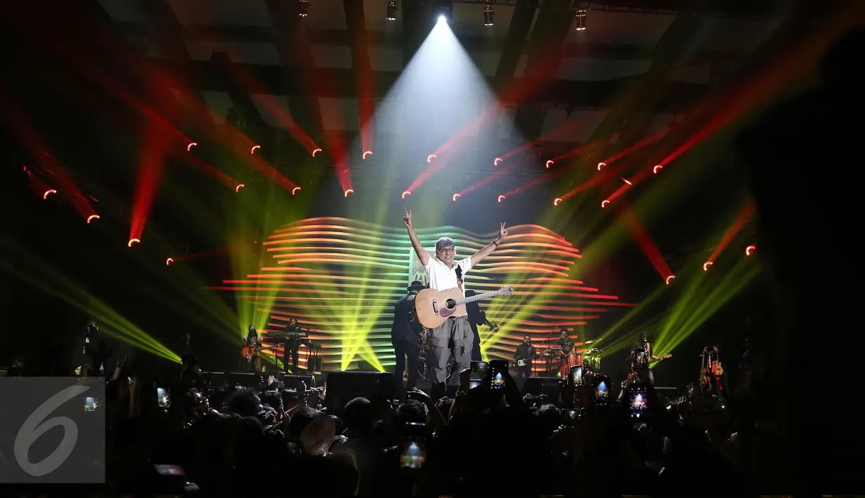 Musisi legendaris Iwan Fals tampil dalam gelaran Jakarta International BNI Java Jazz 2017 di JIExpo Kemayoran, Jakarta, Minggu (5/3).Ini merupakan kali pertamanya Iwan Fals meramaikan panggung Java Jazz sejak 13 tahun lalu. (Liputan6.com/Herman Zakharia)
