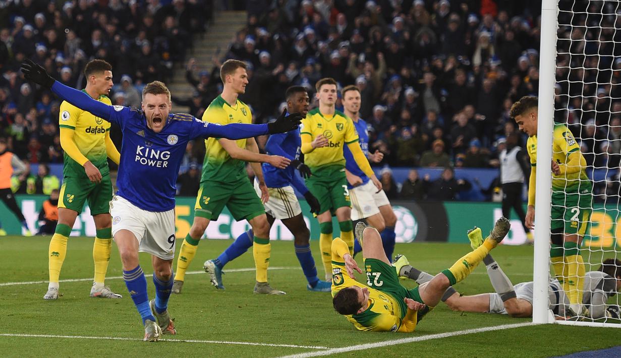 Striker Leicester, Jamie Vardy, merayakan gol bunuh diri kiper Norwich, Tim Krul, pada laga Premier League di Stadion King Power, Leicester, Sabtu (14/12). Kedua klub bermain imbang 1-1. (AFP/Oli Scarff)