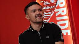 Oliver Bias, pemain asal Filipina saat diperkenalkan sebagai pemain asing baru Persija Jakarta di Persija Store, Kuningan, Jakarta Selatan, Kamis (27/7/2023). (Bola.com/Abdul Aziz)