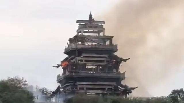 Gedung Suci Paviliun Wenchang terbakar