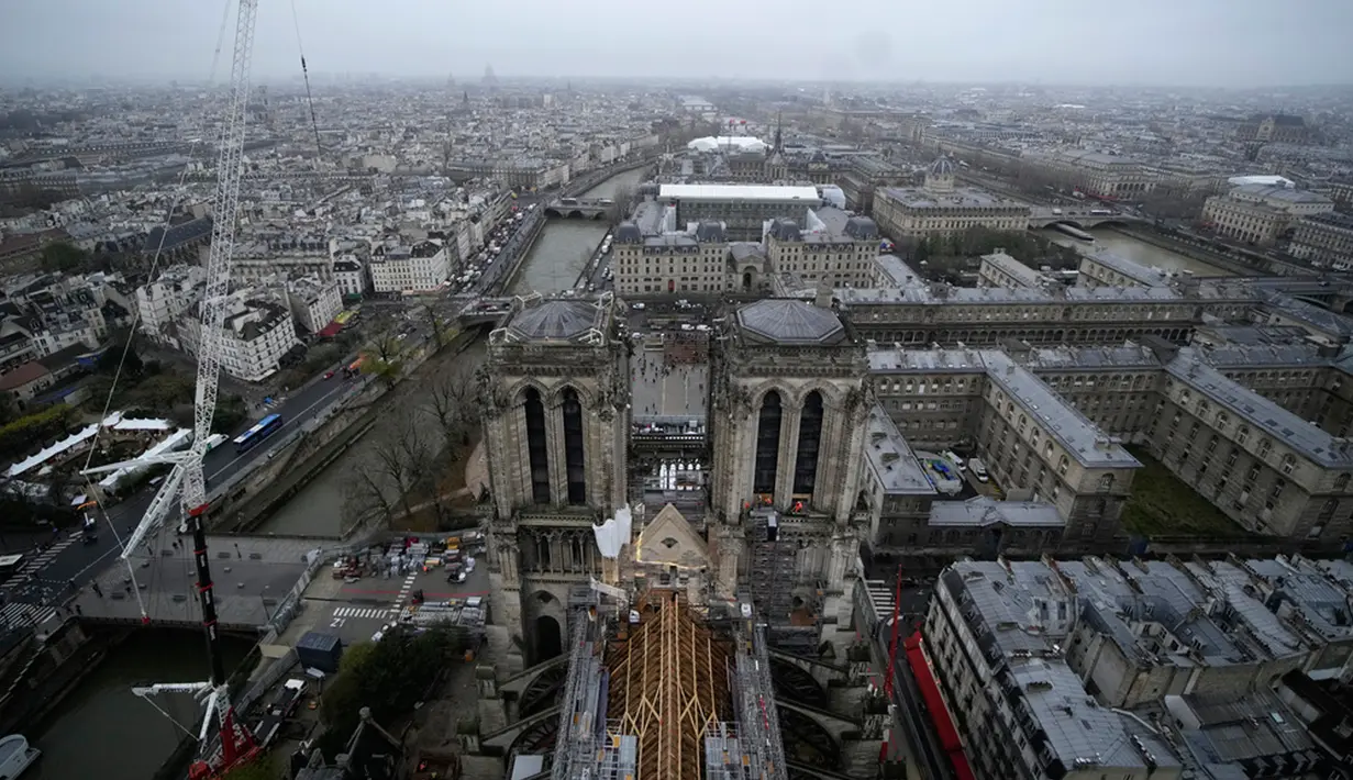 Diperkirakan 1.000 orang di seluruh Prancis mengerjakan restorasi Notre Dame setiap hari. "Ada banyak karya berbeda yang harus kami capai: kerangka, lukisan, batu, lemari besi, organ, kaca patri, dan sebagainya," jelas Georgelin. (AP Photo/Christophe Ena, Pool)