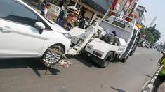 Sebuah mobil berwarna putih diangkut petugas Dishub di kawasan Fatmawati, Jakarta, Selasa (23/9/2014) (Liputan6.com/Faizal Fanani)
