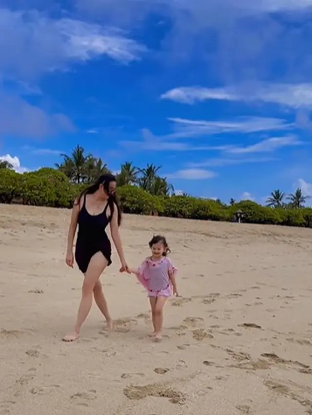 Aura Kasih tuai perhatian saat bermain di pantai (Instagram/aurakasih)