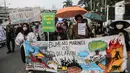 Puluhan anak muda menggelar longmarch sepanjang jalan Pemuda, Jakarta, Kamis (21/7/2022). Aksi yang bertemakan Youth20ccupy: Voice of the Future tersebut dilakukan untuk menyuarakan permasalahan pengerusakan lingkungan yang berakibat krisis pangan serta menghambat pertumbuhan ekonomi. (Liputan6.com/Faizal Fanani)