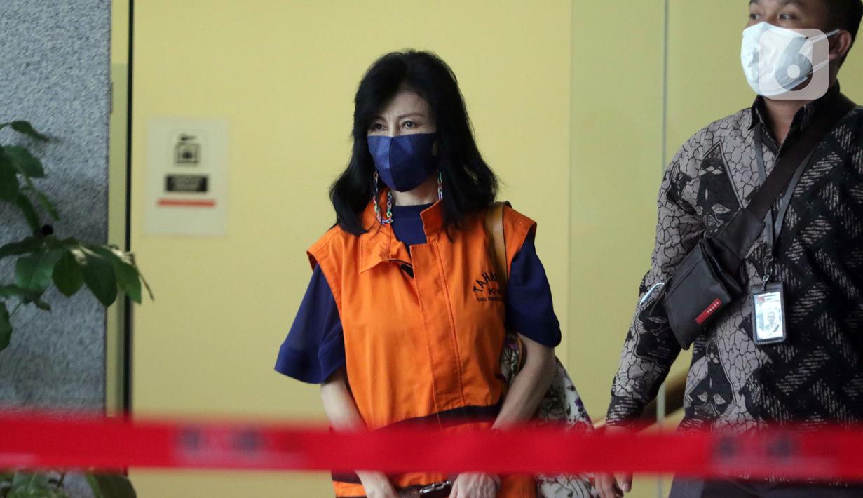 Wakil Direktur PT Adonara Propertindo, Anja Runtuwene usai menjalani pemeriksaan di Gedung KPK, Jakarta, Jumat (20/8/2021). Anja Runtuwene merupakan tersangka dugaan korupsi pengadaan tanah untuk Perumda Pembangunan Sarana Jaya tahun 2019 di Munjul Pondok Ranggon. (Liputan6.com/Helmi Fithriansyah)