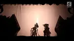 Pagelaran wayang kulit sedang dimainkan oleh siswa siswi di Jakarta Intercultural School (JIS) Elementary, Jakarta, Kamis (2/11). Kegiatan ini menyambut Hari Wayang Dunia yang jatuh pada 7 November 2017. (Liputan6.com/Fery Pradolo)