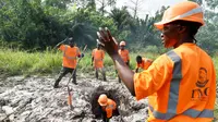 Tiguidanke Camara bersama karyawannya saat bekerja menambang emas di hutan Guingouine, Logouale, Pantai Gading, Sabtu (25/2). (AFP Photo/ Sia Kambou)