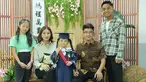 Ruben Onsu dan Sarwendah penuh kebanggaan menyaksikan anak bungsu mereka mencapai pencapaian pertama dalam pendidikan formalnya. Momen kelulusan Thania yang berbeda ini menjadi pembuktian bahwa perceraian orangtua bukan halangan untuk tetap kompak mendampingi anak. (Liputan6.com/IG/@ruben_onsu)