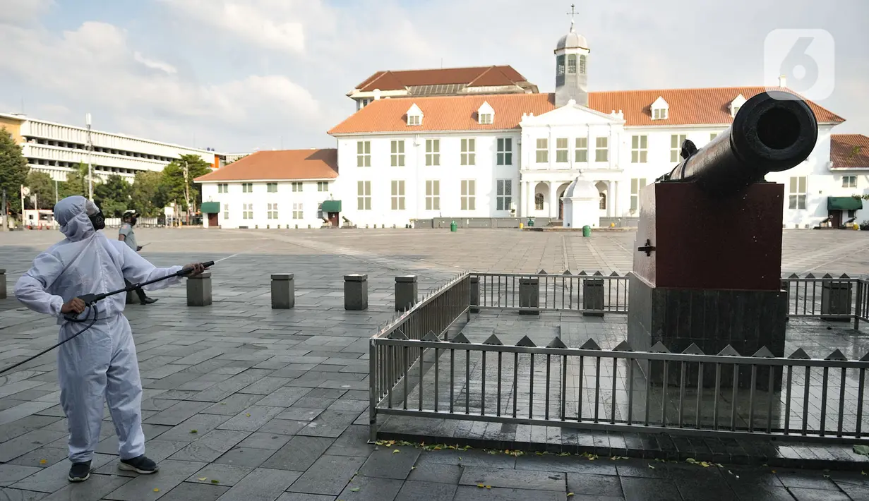 Petugas mendisinfeksi kompleks wisata Kota Tua, Jakarta, Selasa (2/6/2020). Pengelola Kota Tua rutin melakukan penyemprotan disinfektan pada fasilitas dan gedung selama penutupan sementara guna memutus rantai penyebaran virus corona COVID-19. (merdeka.com/Iqbal S. Nugroho)