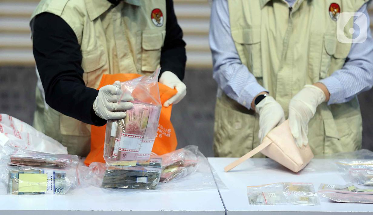 Diketahui, kasus ini bermula pada Juni 2025, di mana Ardito Wijaya selaku Bupati Lampung Tengah diduga mematok komisi atau fee sebesar 15-20 persen dari sejumlah proyek di Pemkab Lampung Tengah. Tampak dalam foto, petugas memperlihatkan barang bukti penangkapan Bupati Lampung Tengah, Ardito Wijaya, di Gedung Merah Putih Komisi Pemberantasan Korupsi (KPK), Jakarta, Kamis (11/12/2025). (Liputan6.com/Helmi Fithriansyah)