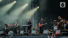 Aksi Band Cokelat saat tampil sebagai band pembukaa dalam konser Sheila on 7 yang bertajuk 'Tunggu Aku di Jakarta' di kawasan JIExpo Kemayoran, Jakarta Pusat, Sabtu, (28/1/2023). Dalam penampilannya Cokelat mereka membawakan sejumlah lgu hits di antaranya Karma, dan Bendera. (Liputan6.com/Faizal Fanani)