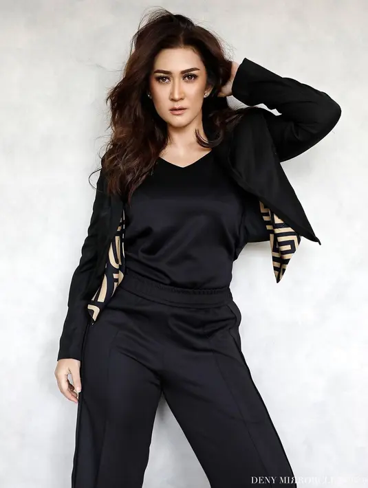 Konsep lainnya memperlihatkan Nafa Urbach bergaya kasual. (Instagram/dennymirrorcle).