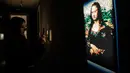 Pengunjung mengambil gambar patung "Mona Lisa" yang terbuat dari susunan balok lego pada pameran Art of the Brick di Turin, Italia, Kamis (15/11). Pameran tersebut menampilkan berbagai patung lego karya seniman AS, Nathan Sawaya. (MARCO BERTORELLO/AFP)