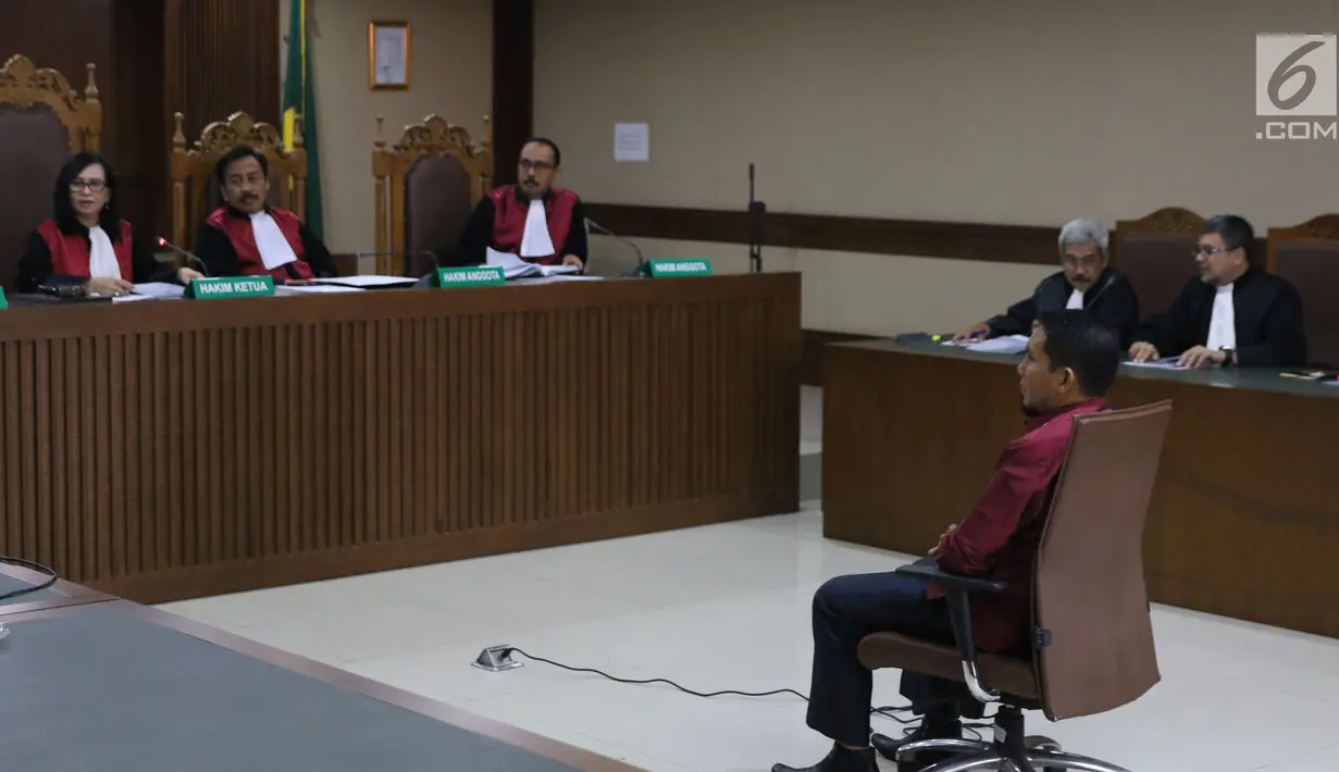Bupati Bener Meriah, Ahmadi saat menjalani sidang perdana kasus dugaan suap alokasi dan penggunaan anggaran Dana Otonomi Khusus Aceh di Pengadilan Tipikor, Jakarta, Kamis (27/9). Sidang mendengar pembacaan dakwaan JPU. (Liputan6.com/Helmi Fithriansyah)