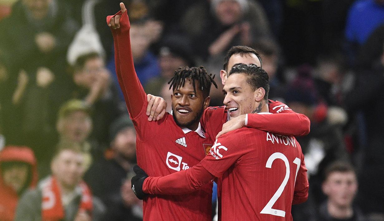 Manchester United langsung memanfaatkan keunggulan jumlah pemain. Hanya berselang semenit sejak diusirnya Andy Carroll, Fred membuat tuan rumah memimpin 3-0 berkat gol cantiknya. Menerima umpan matang bruno Fernandes, Fred mampu menjebol gawang Reading lewat gol berkelas melalui tumitnya. (AFP/Oli Scarff)