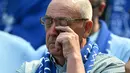 Seorang pendukung Everton menyeka air matanya saat upacara perpisahan setelah laga lanjutan Liga Inggris 2024/2025 melawan Southampton di Goodison Park, Liverpool, Inggris, Minggu (18/05/2025) waktu setempat. (AFP/Paul Ellis)