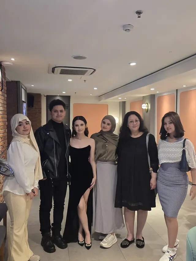 6 Potret Ibunda Richelle Skornicki dan Aliando Saling Bertemu, Sebut Calon Besan