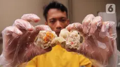 Pekerja menunjukkan dim sum di UMKM rumahan Bunda Imoet Ciputat, Tangerang Selatan, Banten, Selasa (5/4/2022). Selama Ramadhan, kuliner siap saji berbagai rasa ini mengalami peningkatan pesanan dimana pada hari biasa 250 kg kini bisa mencapai 500 kg. (merdeka.com/Arie Basuki)
