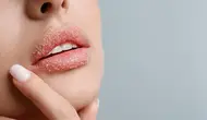 Lip Oil vs Lip Tint untuk Bibir Kering, Mana yang Lebih Cocok?