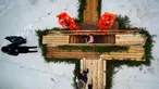 Petugas penyelamat mengamati seorang penganut Ortodoks Rusia yang berendam dalam air es saat perayaan tradisional Epiphany di Kronstadt, luar St. Petersburg, Rusia, 18 Januari 2023. Ribuan pengikut Gereja Ortodoks Rusia terjun ke sungai dan kolam es di seluruh negeri untuk menandai Epiphany, membersihkan diri dengan air yang dianggap suci untuk hari itu. (AP Photo/Dmitri Lovetsky)