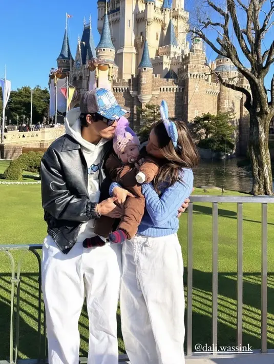 Ia juga tampil dengan sweater biru dipadukan celana putih. Si kecil tampil menggemaskan dengan padding jaketnya coklat. [@jennifercoppenreal20]