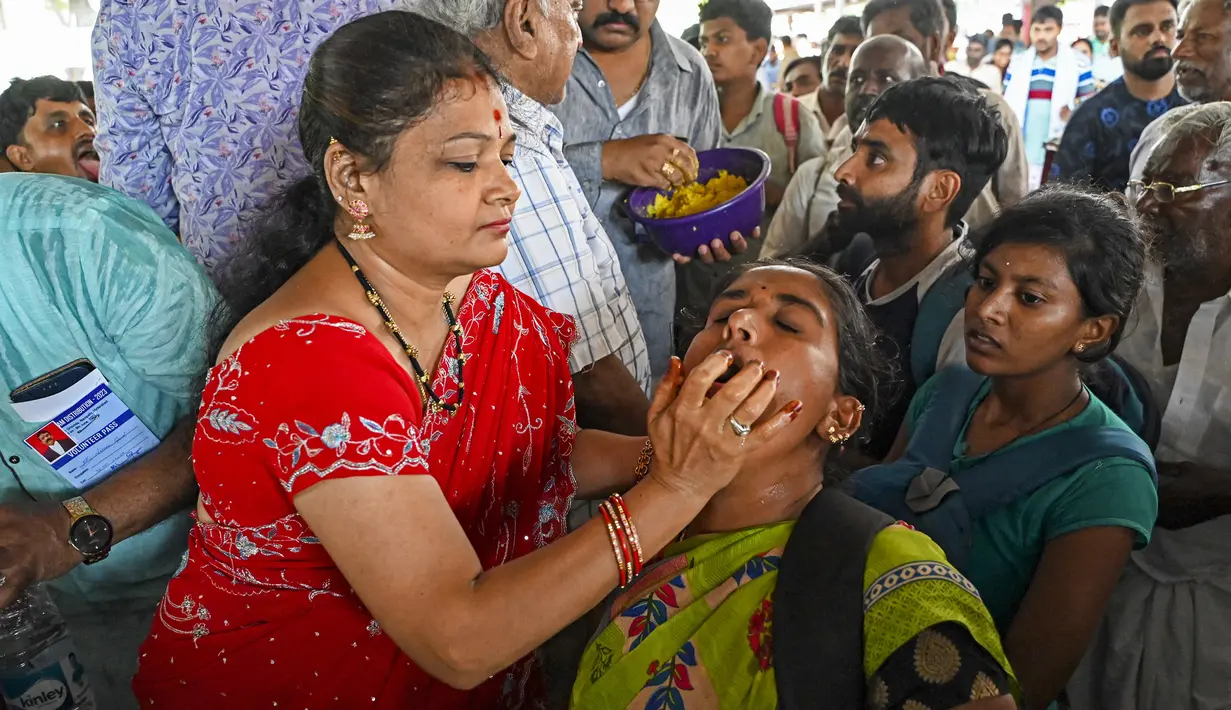 Tetapi keluarga ini menolak untuk mengungkapkan formula rahasia, yang mereka klaim diberikan oleh seorang suci Hindu pada tahun 1845. (Photo by Noah SEELAM / AFP)