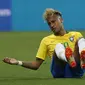 Striker Brasil, Neymar, tampak protes saat melawan Swiss pada laga Grup E Piala Dunia di Rostov Arena, Rostov-on-Don, Minggu (17/6/2018). Kedua negara bermain imbang 1-1. (AP/Darko Vojinovic)