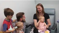 Reaksi ibu melihat putrinya bisa mendengar pertama kali (Foto: Youtube/Cook Children's Health Care System)