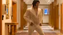 Kontestan bergaya seperti penyanyi Elvis Presley berpose sebelum mengikuti Kejuaraan Elvis Eropa di Hilton Metropole Hotel di Birmingham, Inggris (5/1). (AFP Photo/Oli Scarff)